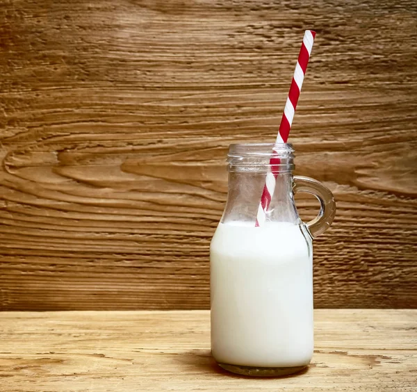 Flasche Milch Mit Stroh Auf Holztischhintergrund — Stockfoto