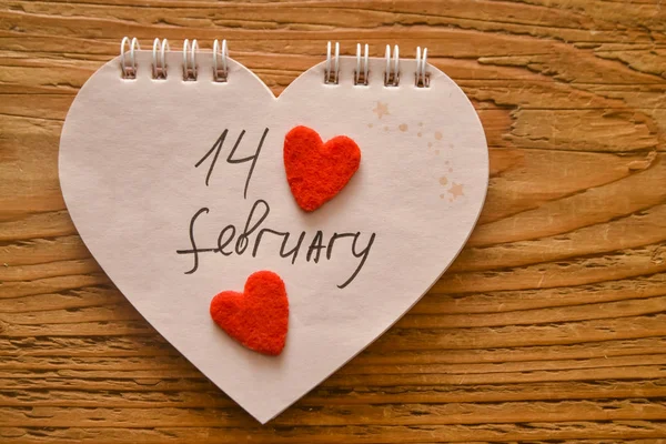 Februar Valentinstag Mit Zwei Roten Herzen Auf Dem Hölzernen Tischhintergrund — Stockfoto