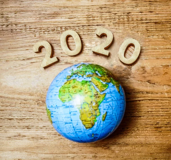 Feliz Año Nuevo 2020 Con Globo Redondo Textura Mesa Madera —  Fotos de Stock