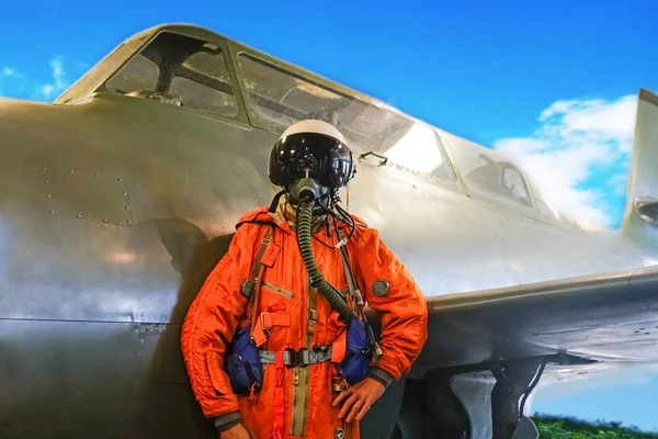 전투기 조종사 헬멧과 비행기의 배경에 바지에 비행기 조종사의 — 스톡 사진