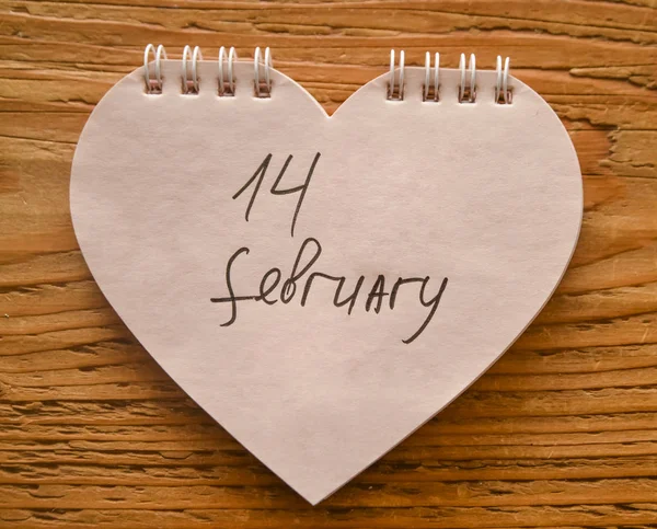 2月14日圣 木桌背景的情人节卡片 — 图库照片