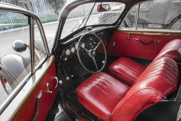 Binnenkant Van Oldtimers Rode Lederen Zetels — Stockfoto