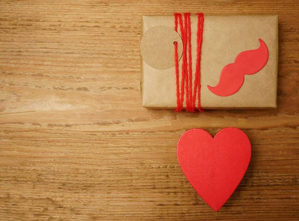 Подарункова Коробка Серцем Вусами Дерев Яному Тлі Столу Щасливий День — стокове фото