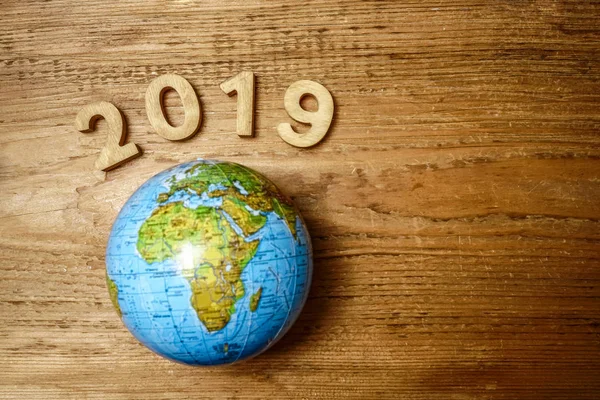 Feliz Año Nuevo 2019 Con Globo Redondo Textura Mesa Madera —  Fotos de Stock