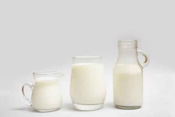 Milchflasche Krug Und Glas Milch Isoliert Auf Papierhintergrund — Stockfoto