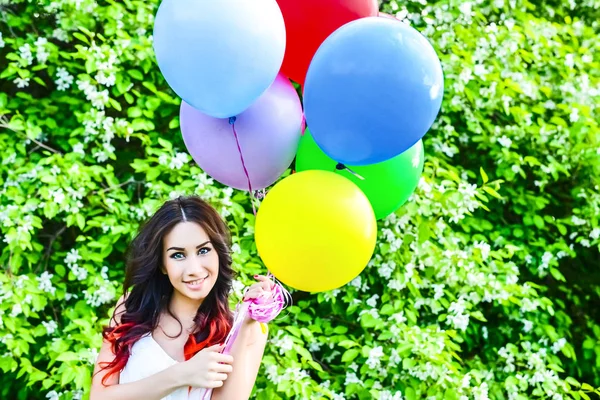 Portret Młodej Dziewczyny Gospodarstwa Kolorowe Balony Przeciwko Kwitnących Jabłoni — Zdjęcie stockowe