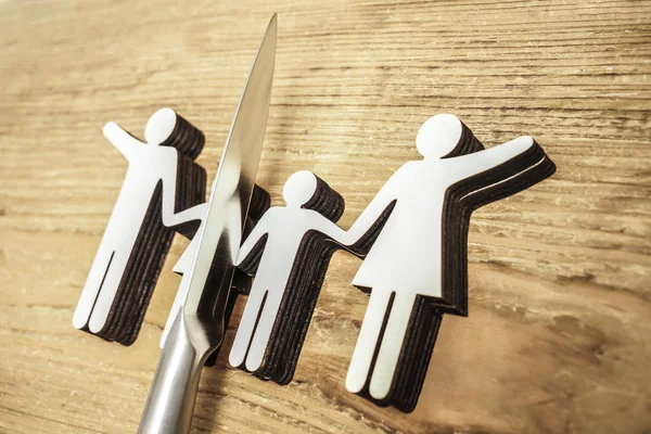 Messer Das Die Ganze Familie Spaltet Scheidungsidee Holzfiguren Holz Hintergrund — Stockfoto