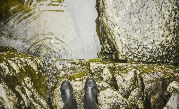 Человеческие Ноги Каменной Тропе Водопаду Лесу Дикой Природе — стоковое фото