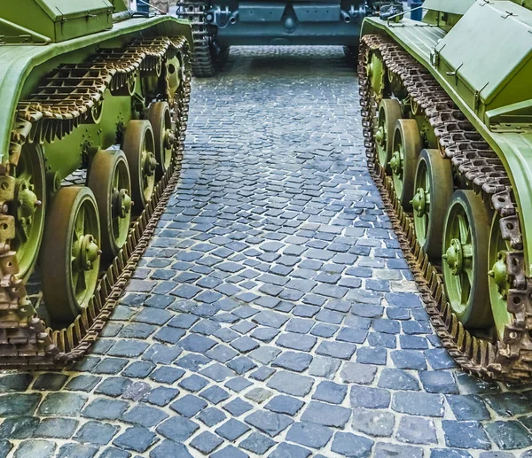 Tres Panzers Vintage Calle Europea Entre Casas Vista Trasera Trasera —  Fotos de Stock