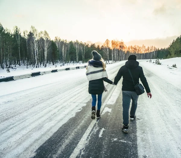 Paar Spaziert Auf Der Schneebedeckten Asphaltstraße Autobahn Der Perspektive Winterzeit — Stockfoto