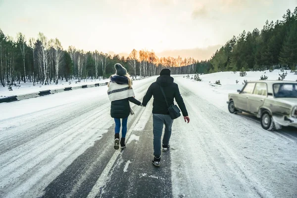 Paar Spaziert Auf Der Schneebedeckten Asphaltstraße Autobahn Der Perspektive Winterzeit — Stockfoto