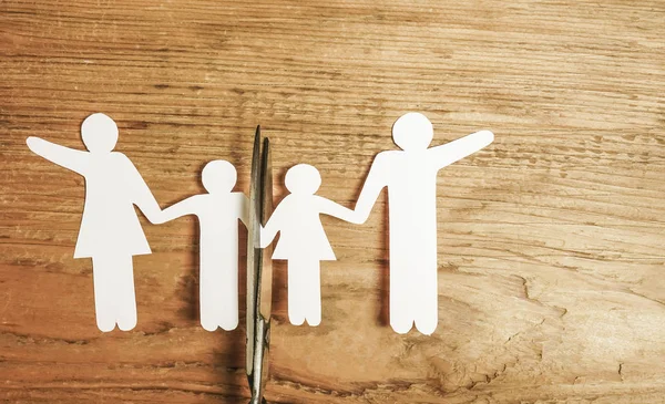 Eine Schere Die Die Ganze Familie Spaltet Scheidungsidee Holzfiguren Holz — Stockfoto