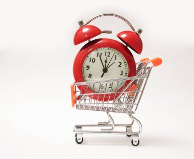 Beyaz arka plan üzerinde izole arabası kırmızı çalar saat. para kavramı Zamanı. 