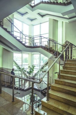 taş modern iç merdivenlerde. cam parmaklıklar. Düşük açılı görünümü, merdiven önde gelen doğru modern bina. 