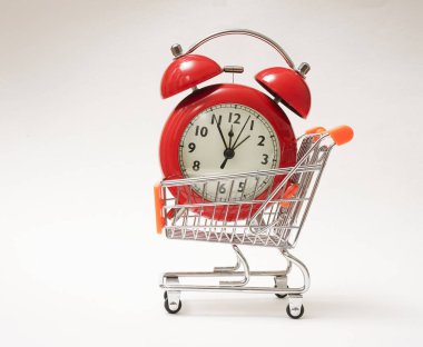 Beyaz arka plan üzerinde izole arabası kırmızı çalar saat. para kavramı Zamanı. 