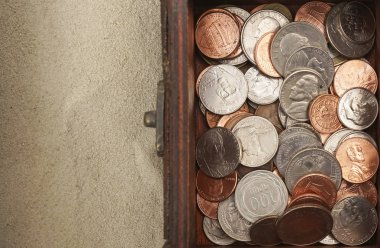 euro ve dolar hazine sandığı paraları - kum zemin üzerine altın ve gümüş para. dereceyi ve geriye doğru paralar