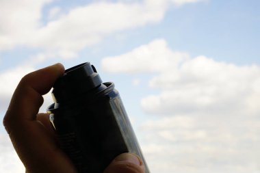 bulutlar, adamın elini sprey