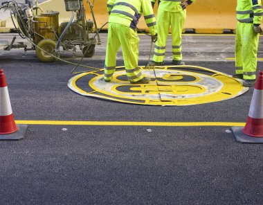 Plakalı tabakalar, yol asfaltı üzerindeki araçların hız larının sınırlandırılması işaretini meydana geldi. limit - saatte 30 kilometre - sarı işaret. 