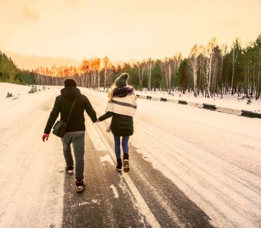 karlı asfalt yolda - otoyol perspektif içinde yürüyüş birkaç. zaman sezon kış. arka, arka görüş .  