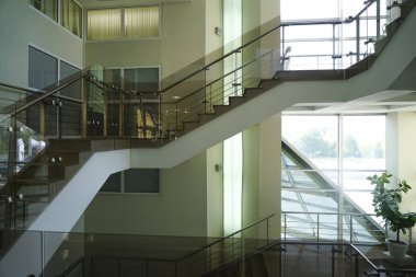 taş modern iç merdivenlerde. cam parmaklıklar. Düşük açılı görünümü, merdiven önde gelen doğru modern bina. 