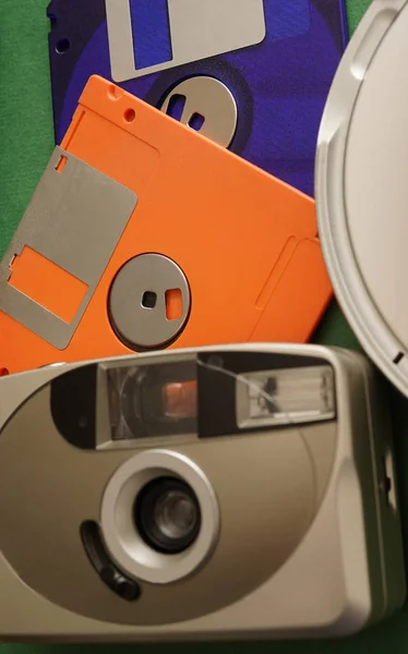 Eski Radyo Telefon Vintage Analog Fotoğraf Makinesi Iki Retro Disket — Stok fotoğraf