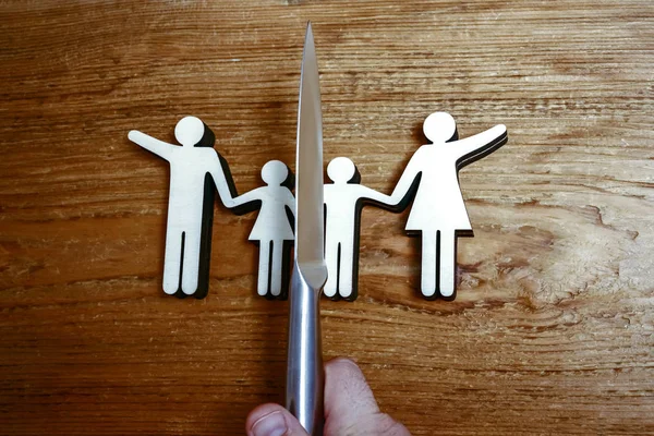 Bütün Aile Bölen Bıçak Boşanma Fikri Ahşap Figürler Ahşap Arka — Stok fotoğraf