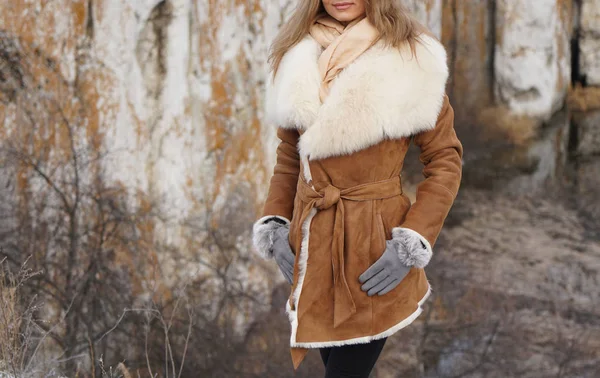 Chica Rubia Caminando Bosque Invierno — Foto de Stock
