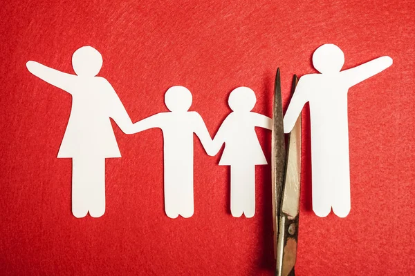 Eine Schere Die Die Ganze Familie Spaltet Scheidungsidee Holzfiguren Auf — Stockfoto