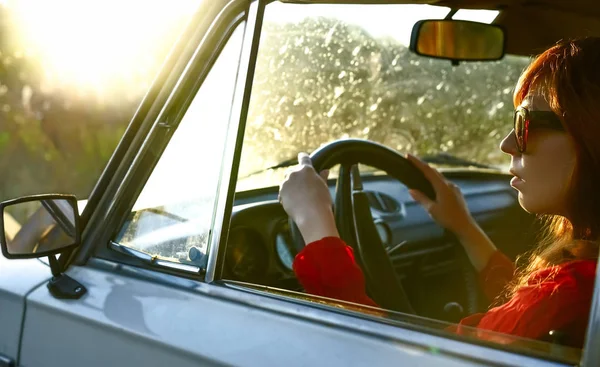 Стильная Рыжая Женщина Среднего Возраста Водит Белый Автомобиль Ретро Возраста — стоковое фото