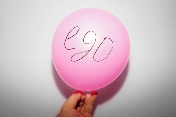 Männliche Hand Hält Gepumpten Ping Ballon Isoliert Auf Grauem Oder — Stockfoto