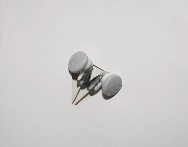 Par Mini Auriculares Blancos Sobre Fondo Blanco Texturizado Espacio Copia — Foto de Stock