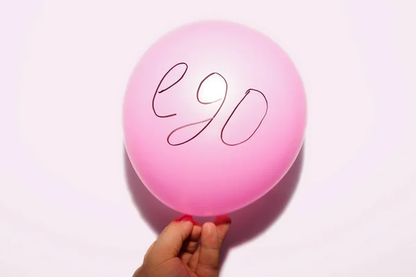 Männliche Hand Hält Gepumpten Ballon Mit Ego Wort Isoliert Auf — Stockfoto