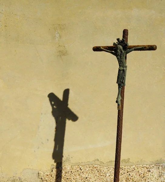 Crucifixo Ferro Icônico Simbolizando Esperança Que Agora Está Enferrujado Sombra — Fotografia de Stock