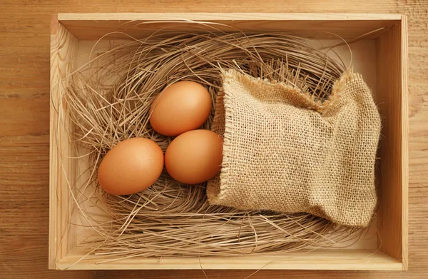 木箱干草上的棕色复活节彩蛋 — 图库照片