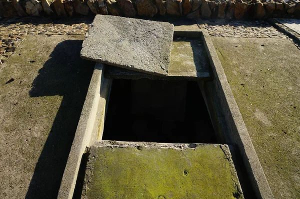 古い空の墓 墓地を開きます 緑のコケ石カバー — ストック写真