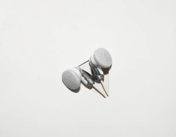 Beyaz Dokulu Arka Plan Üzerinde Beyaz Mini Kulaklık Çifti Yazıt — Stok fotoğraf
