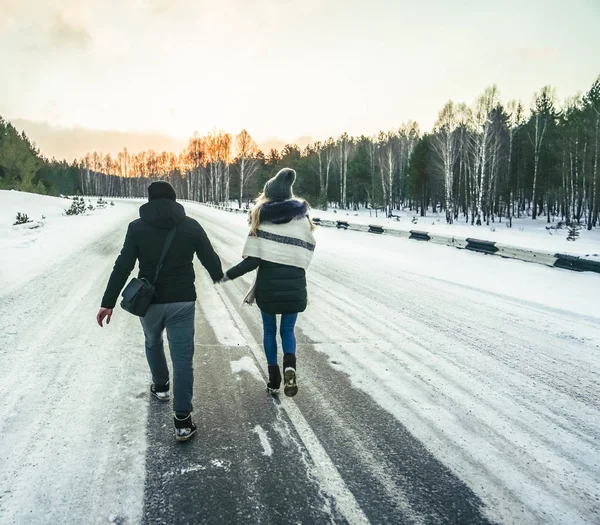 Para Walking Snowy Asfaltową Autostrady Perspektywie Zimowy Czas Sezonu Tyłu — Zdjęcie stockowe