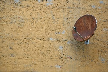 Binanın cephesinde paslı uydu anteni