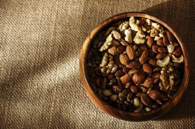 Karışık fındık. Ceviz, Brezilya fıstığı, badem, fındık. Sağlıklı Beslenme Kavramı. 