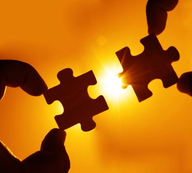 el ile gökyüzü arka plan ile adet bulmaca. 