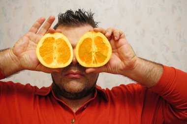 genç adam greyfurt tamamlayan bir dürbün olarak kullanmak bahanesi. Büyük gözleri greyfurt tatlısı