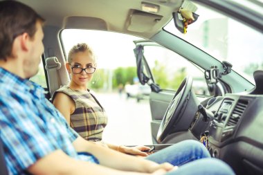 Genç işkadını ve lüks otomobil içinde adam. 