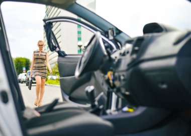 Genç Yetişkin seksi iş kadını arabaya gidiyor. Boş otomatik iç iç. 