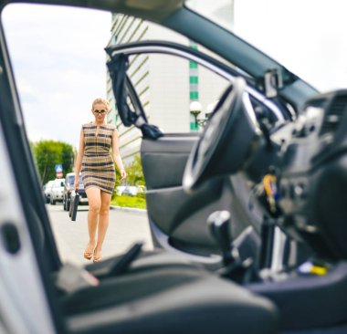 Genç Yetişkin seksi iş kadını arabaya gidiyor. Boş otomatik iç iç. 