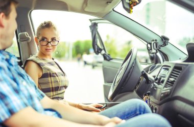 Genç işkadını ve lüks otomobil içinde adam. 