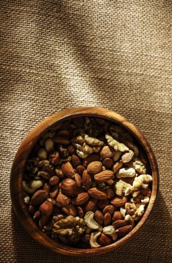 Karışık fındık. Ceviz, Brezilya fıstığı, badem, fındık. Sağlıklı Beslenme Kavramı. 