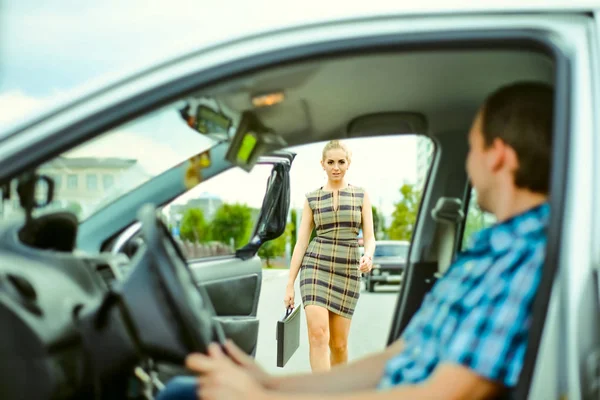 Kişisel sürücü. Taksi taksi bir güzel iş kadını