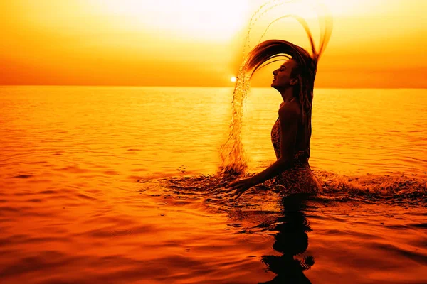 Beauty Model Girl Splashing Water Com Seu Cabelo Adolescente Nadar — Fotografia de Stock