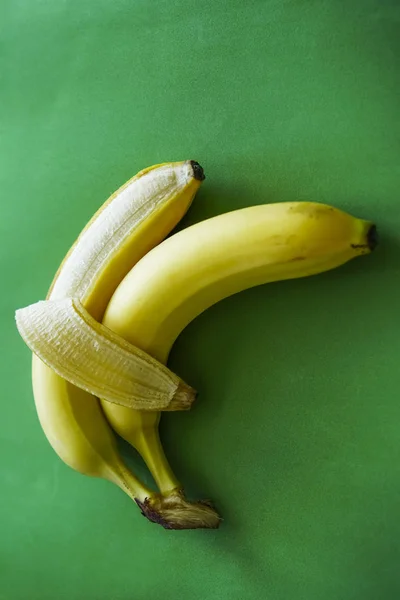 緑の背景に分離された つのバナナ 愛と優しさ サイン シンボル カップルの包含の概念 — ストック写真