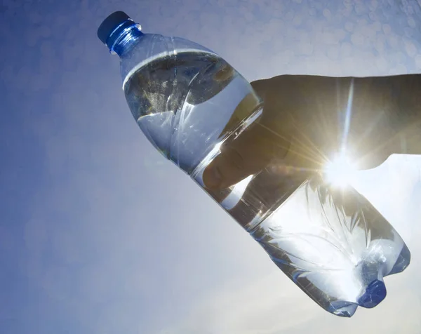 Mano Masculina Celebración Botella Vidrio Transparente Con Agua Potable Transparente —  Fotos de Stock